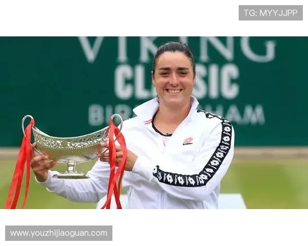 网球运动的全方位解析：技巧、战术、历史与发展趋势探讨