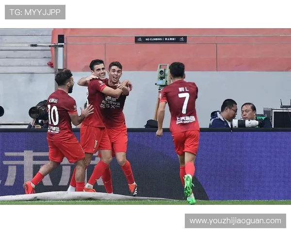 山东泰山全力迎战上海海港争夺中超冠军之路关键战役 山东泰山全力迎战上海海港争夺中超冠军之路关键战役